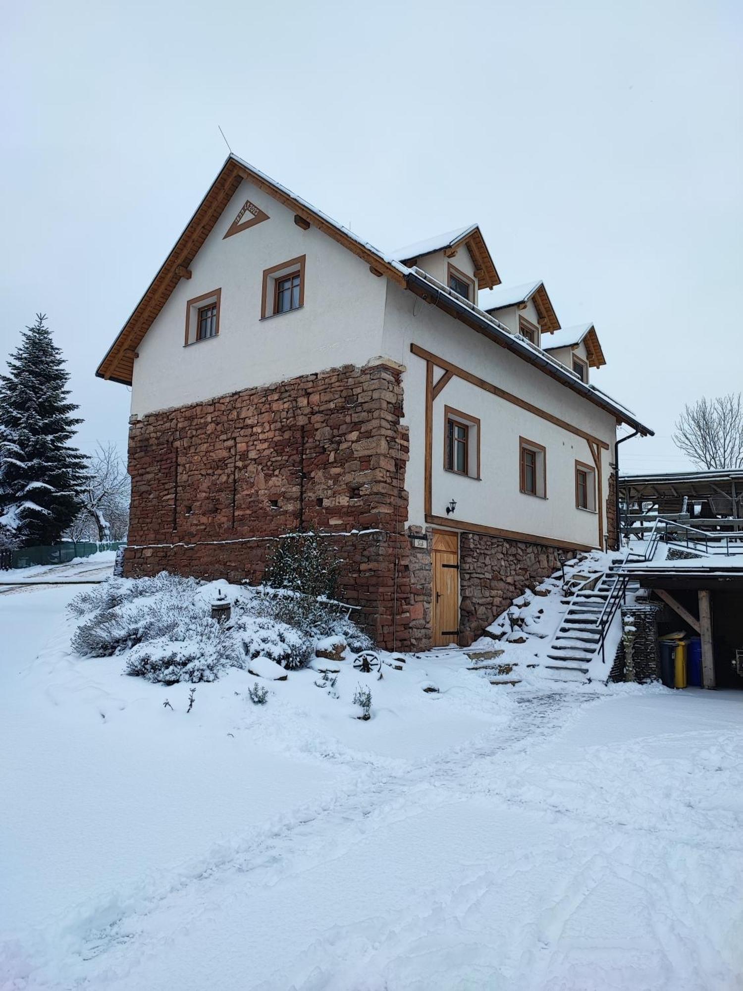 Apartman Na Statku Cerveny Kostelec Luaran gambar
